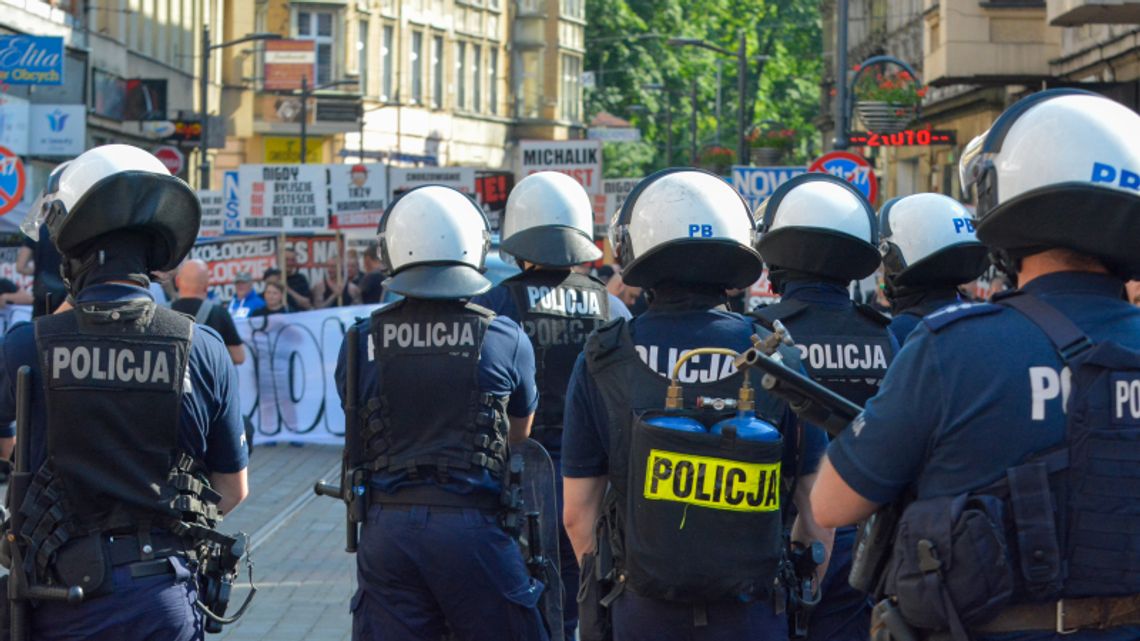 Czarna Manifestacja przeszła ulicą Wolności. Kotala odpowiada: "Nie zapomniałem, co obiecywałem podczas wyborów" [ZDJĘCIA]