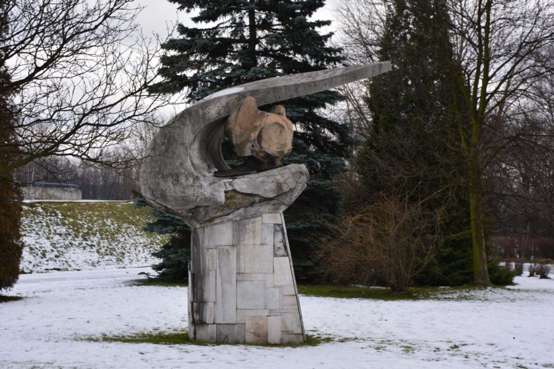 Czy wiesz, kto stworzył rzeźbę na Skałce? Miasto szuka autora pomnika „Dzieciom uśmiech, światu pokój”