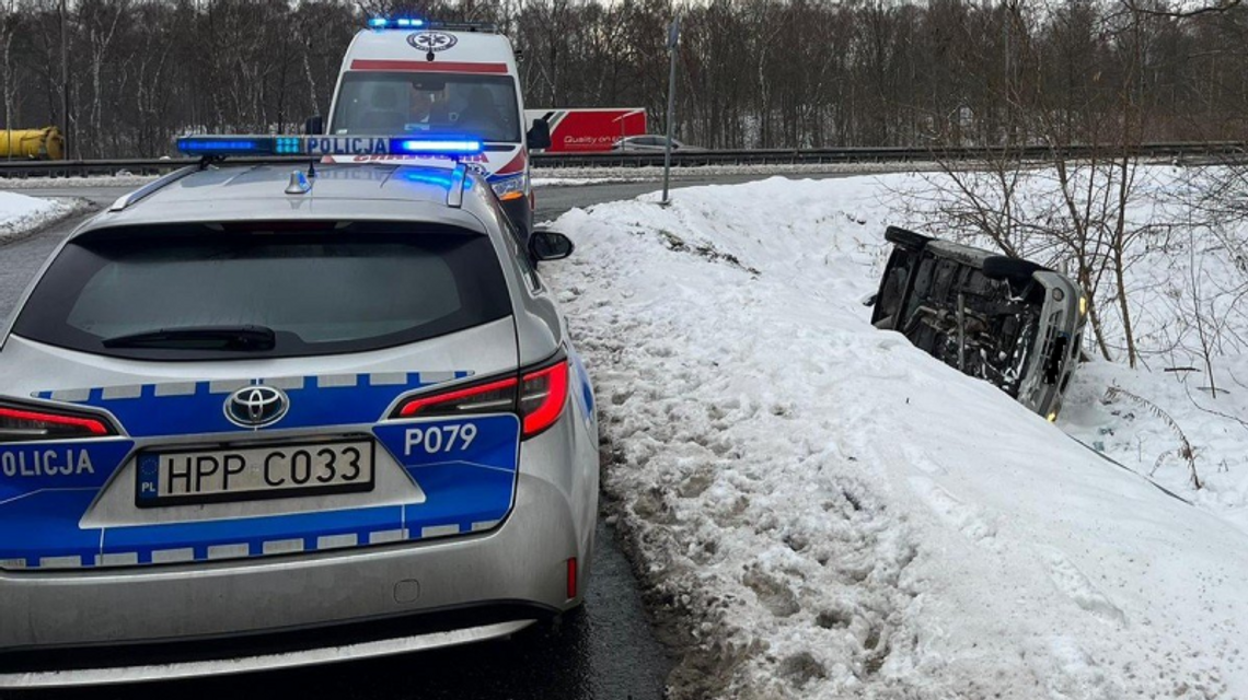 Dachowanie na zjeździe z autostrady A4. Młody kierowca bezpieczny, ale samochód zniszczony