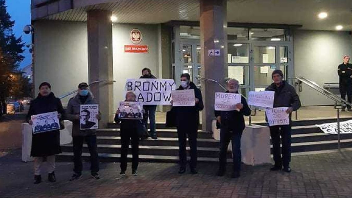 Demonstracja KOD pod Sądem Rejonowym w Chorzowie Demonstracja KOD pod Sądem Rejonowym w Chorzowie