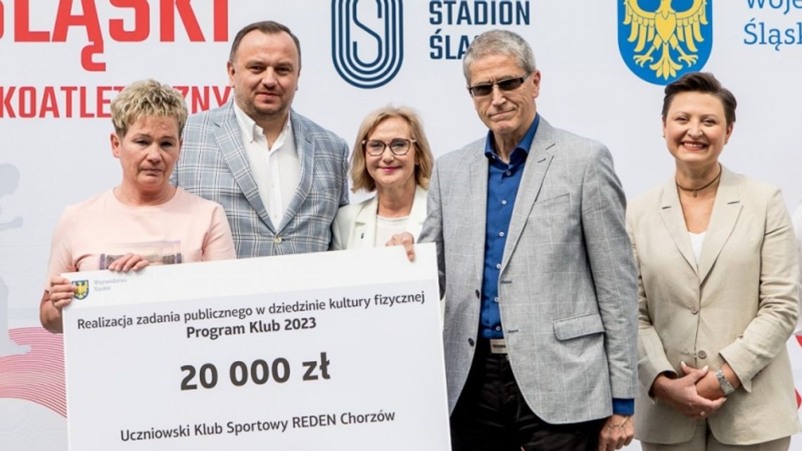 Dofinansowanie dla śląskich klubów sportowych. Wręczono już symboliczne czeki