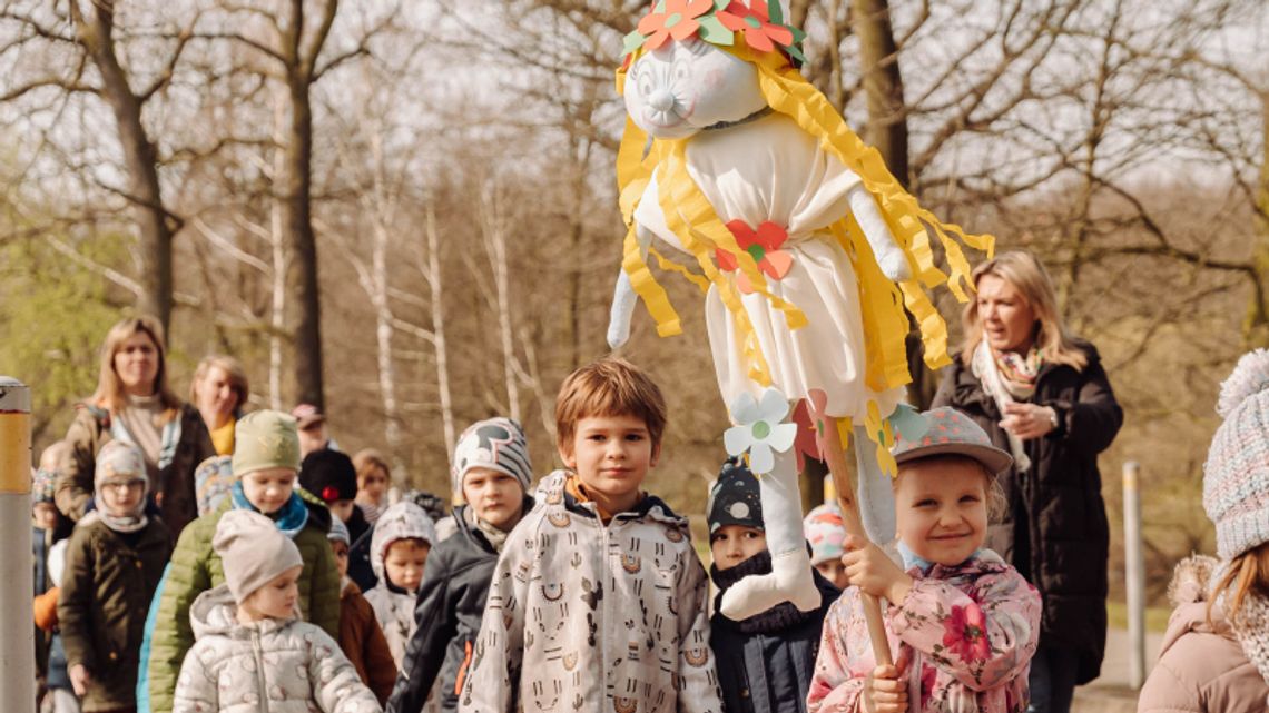 Dzieci przywitały wiosnę w Parku Śląskim. Były marzanny, ale w nieco innej roli [ZDJĘCIA]