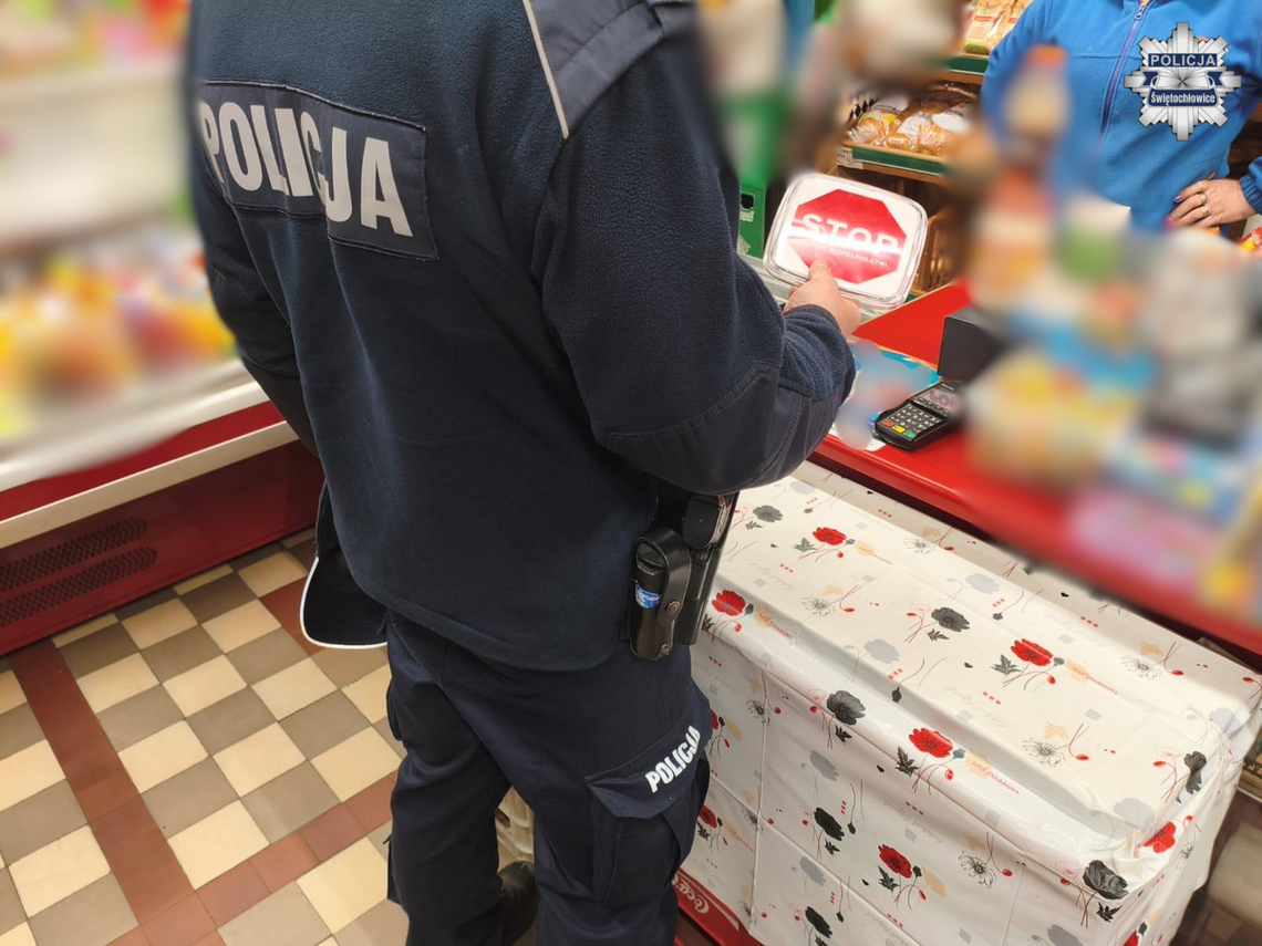 Dzielnicowi kontrolują sklepy. Sprawdzają, czy alkohol nie trafia do nieletnich Dzielnicowi kontrolują sklepy. Sprawdzają, czy alkohol nie trafia do nieletnich