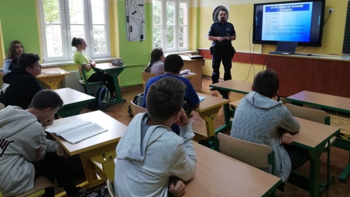 Dzielnicowi spotkali się ósmoklasistami 