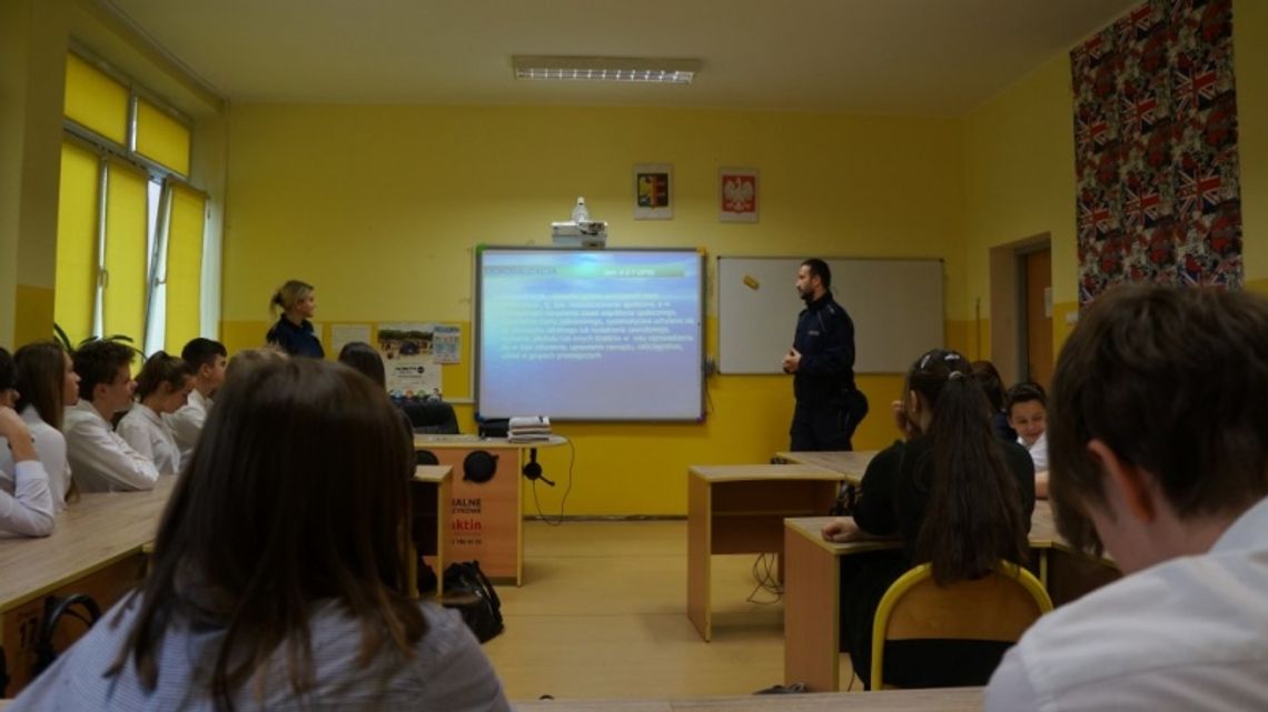 Dzielnicowi spotkali się z ósmoklasistami
