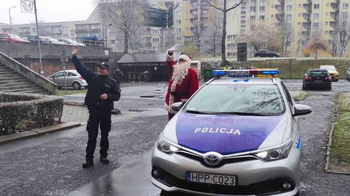 Dzielnicowi z chorzowskiej jedynki na kontrole kwarantann zabrali ze sobą Mikołaja