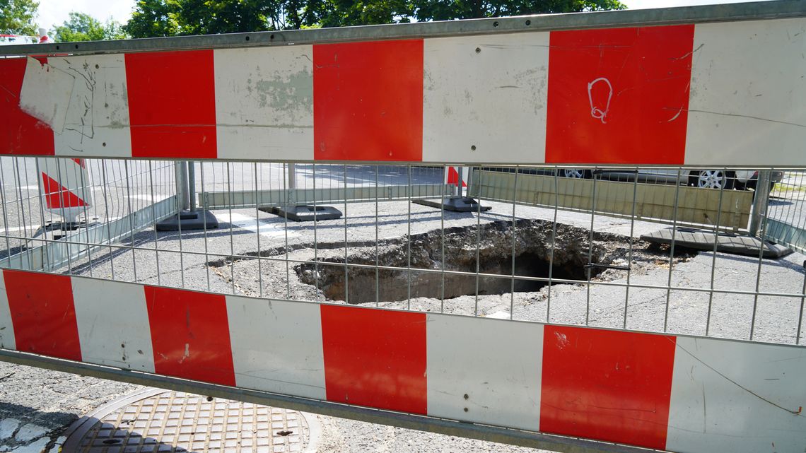 Dziura z ul. Bocznej pod lupą. Miasto zgłasza sprawę policji, trwają ustalenia Dziura z ul. Bocznej pod lupą. Miasto zgłasza sprawę policji, trwają ustalenia