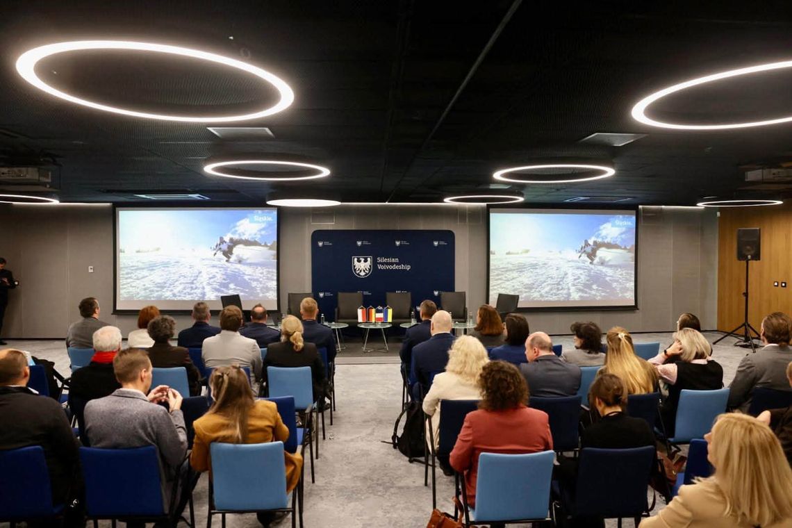 Eksperci czterech krajów debatowali na Stadionie Śląskim o bezpieczeństwie Uczestnicy spotkania ekspertów siedzą w sali konferencyjnej Stadionu Śląskiego w Chorzowie