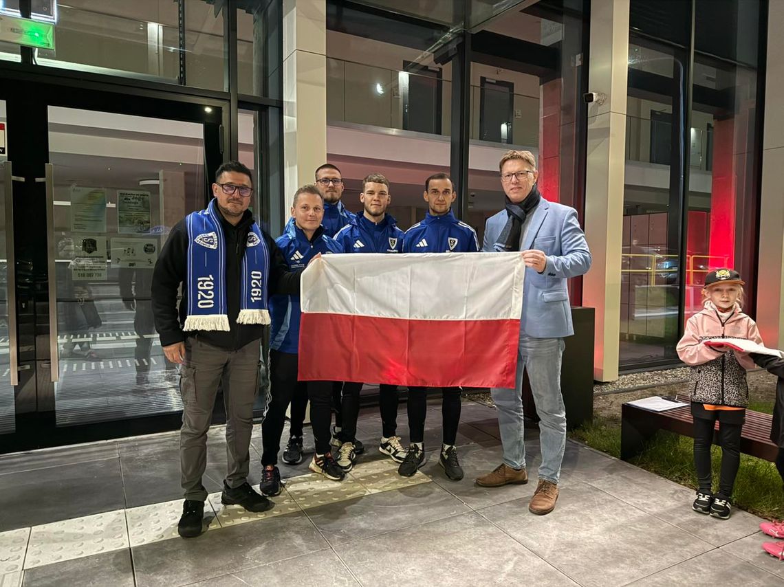 Flagi od prezydenta dla świętochłowickich drużyn piłkarskich