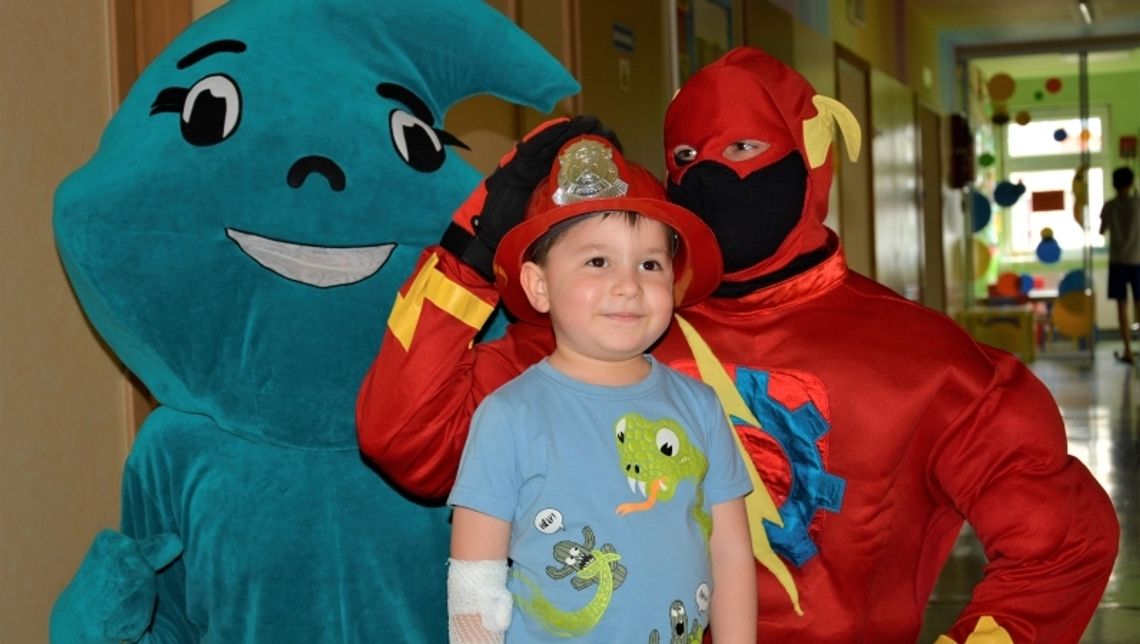 Fundacja Ofiaruj Serce wraz z superbohaterami odwiedzili małych pacjentów Fundacja Ofiaruj Serce wraz z superbohaterami odwiedzili małych pacjentów