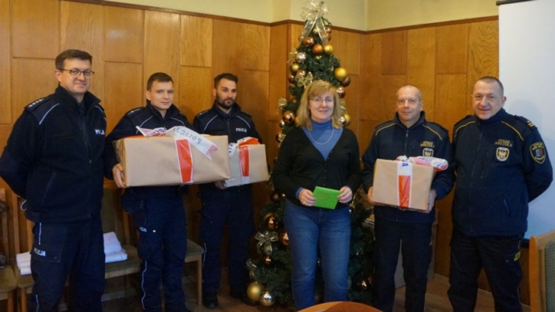 Funkcjonariusze wręczyli dzieciom świąteczną paczkę