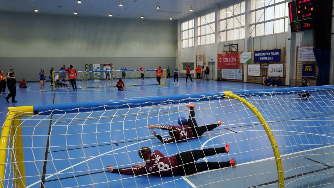 Goalball zawitał do Chorzowa. “Musi być absolutna cisza podczas gry, bo my tej piłki nie widzimy, tylko ją słyszymy”