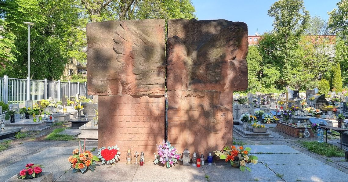 Grób Zbiorowy żołnierzy Wojska Polskiego czeka renowacja. Umowa w tej sprawie została już podpisana!