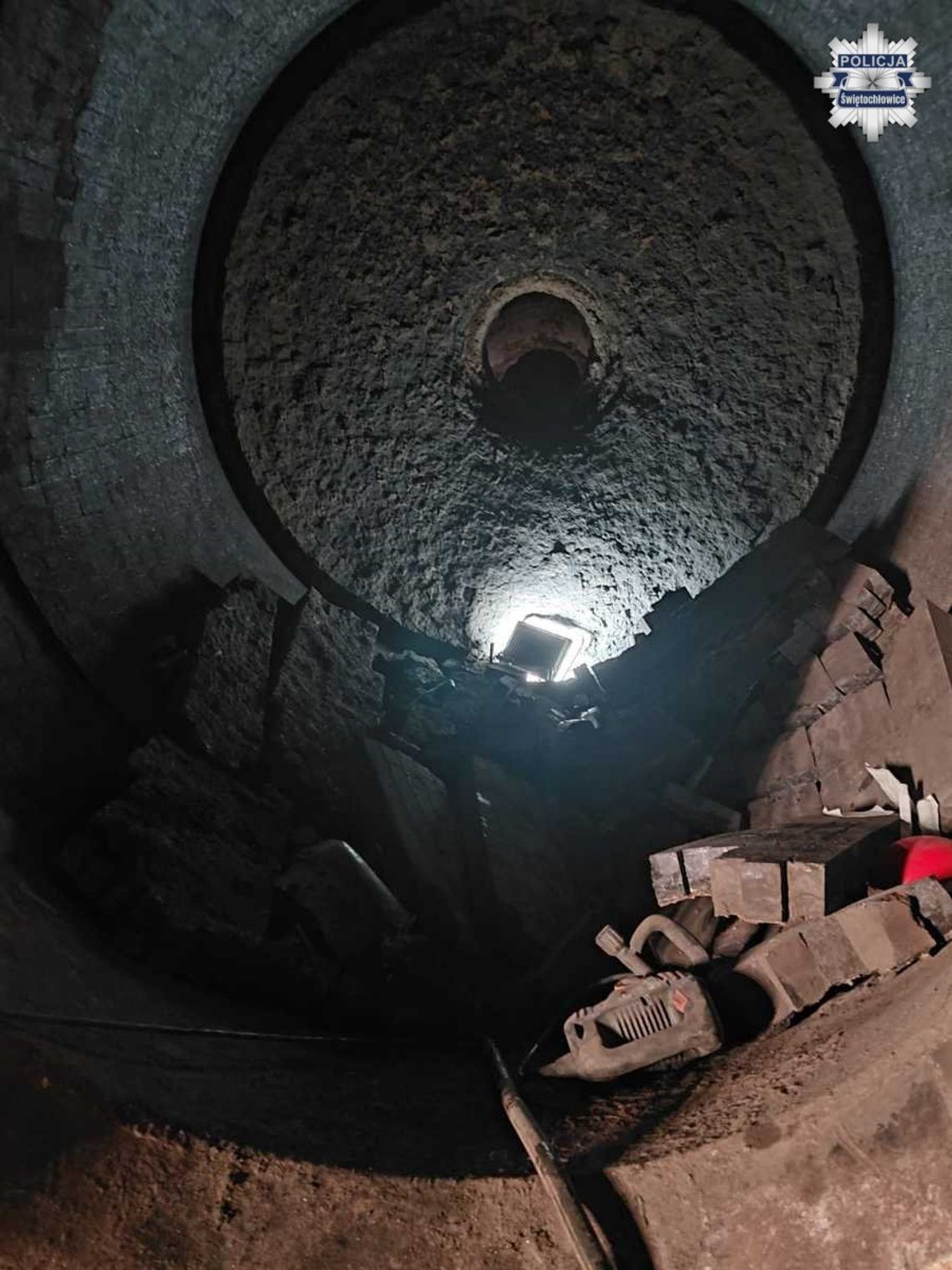 Groźny wypadek w pracy! Trzej pracownicy przygnieceni cegłami podczas demontażu pieca w Świętochłowicach