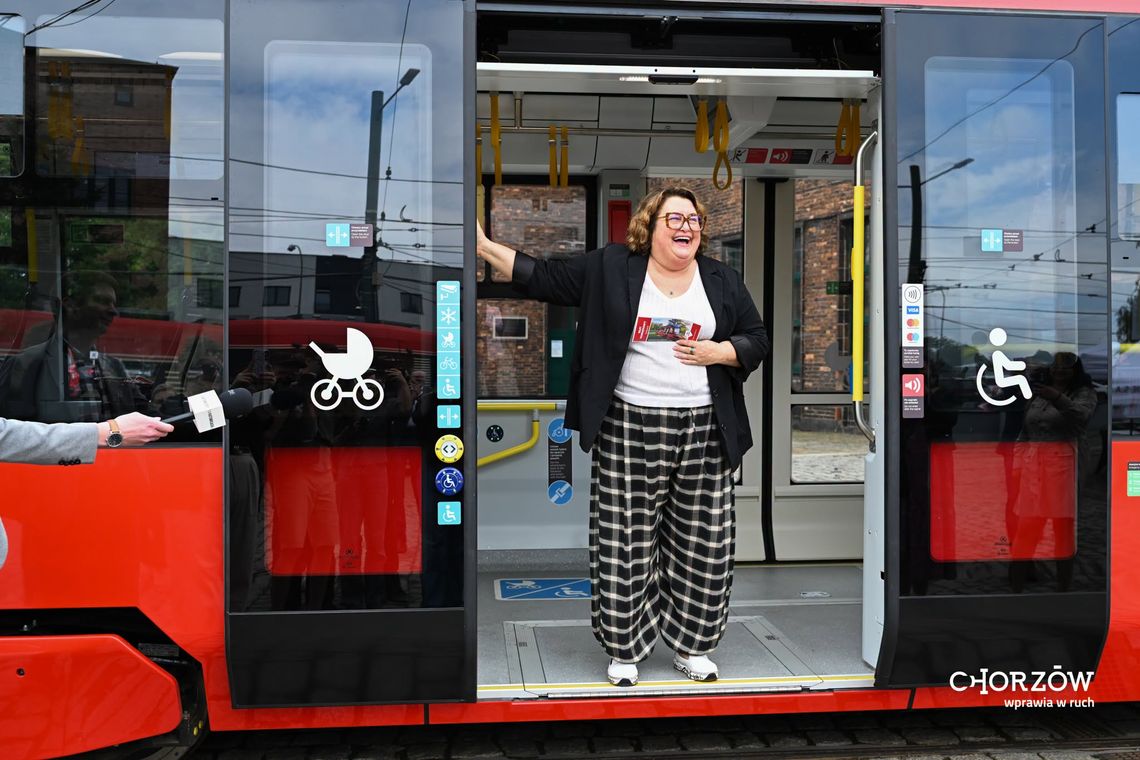 „Hanka” wjeżdża na tory! Tramwaje Śląskie zaprezentowały nowe dwukierunkowe wozy w Chorzowie „Hanka” wjeżdża na tory! Tramwaje Śląskie zaprezentowały nowe dwukierunkowe wozy w Chorzowie