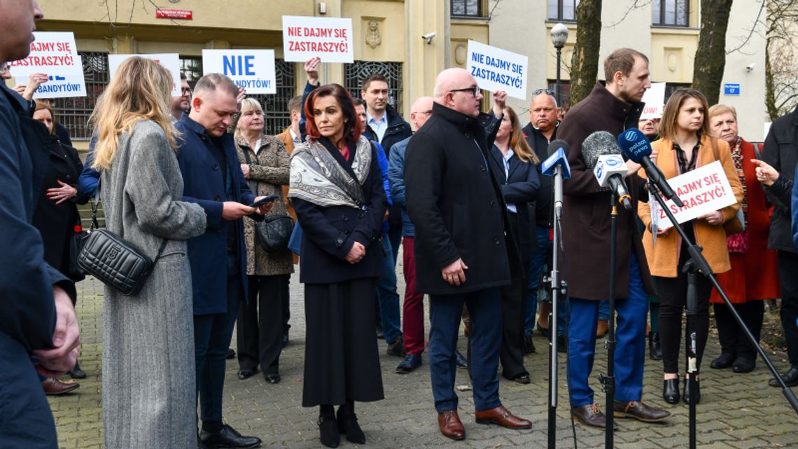 Hejt, zastraszanie i dewastacja mienia. "Takie są barwy kampanii w Chorzowie"