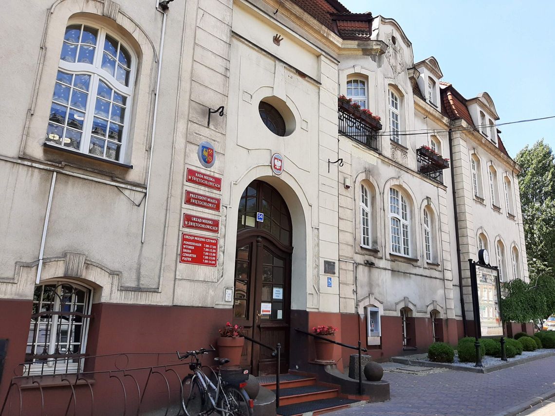 Ile zarabiają urzędnicy w Świętochłowicach? prezydent wprowadził nowy regulamin wynagradzania Ile zarabiają urzędnicy w Świętochłowicach? prezydent wprowadził nowy regulamin wynagradzania