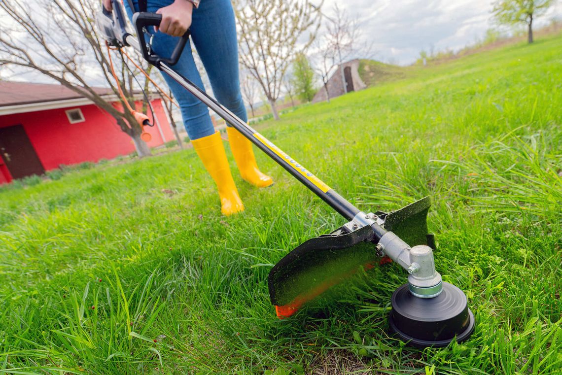 Jak kosić trawę przy pomocy podkaszarki?