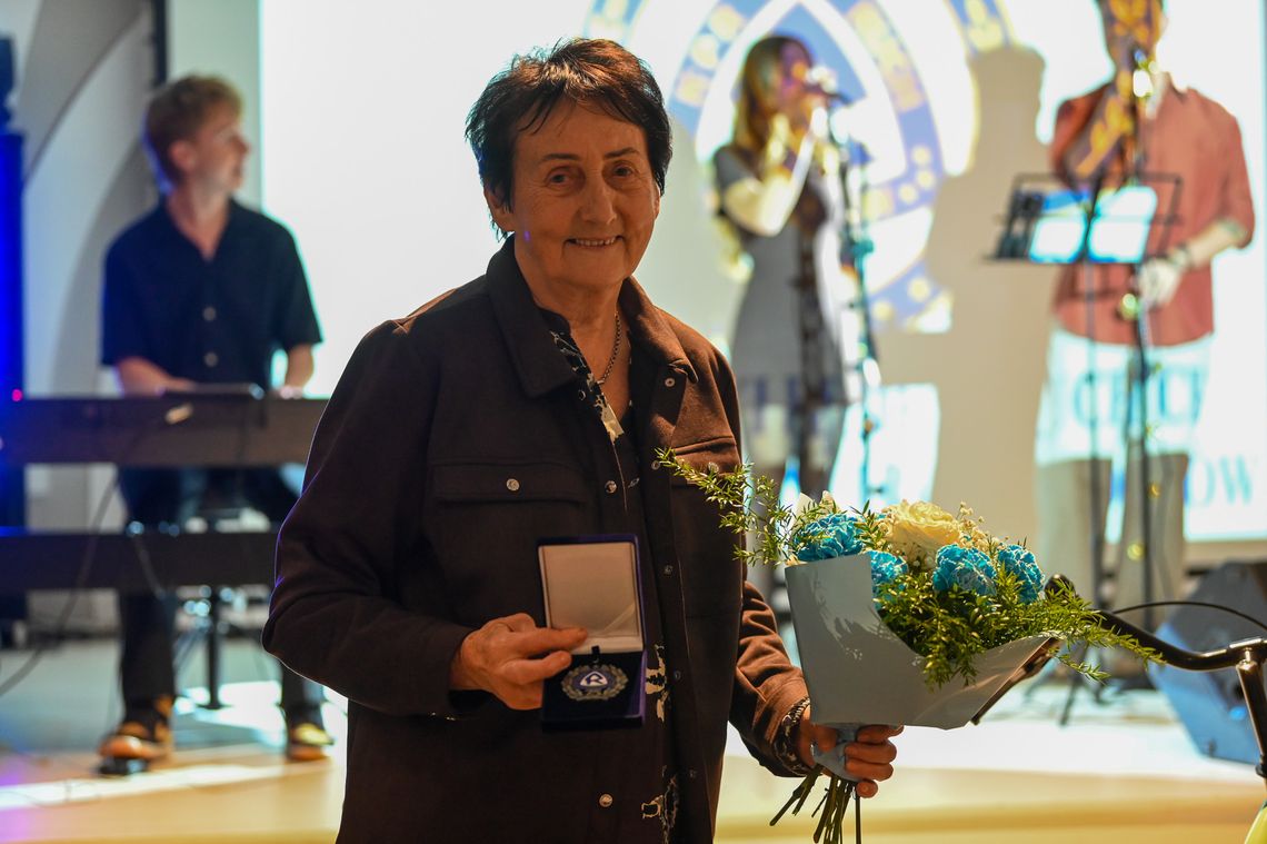 Juta Kostorz odbierze honorowe obywatelstwo Chorzowa. Uroczystość już w czwartek Juta Kostorz z odznaką Ruchu i bukietem podczas jubileuszu 75-lecia KPR Ruch Chorzów