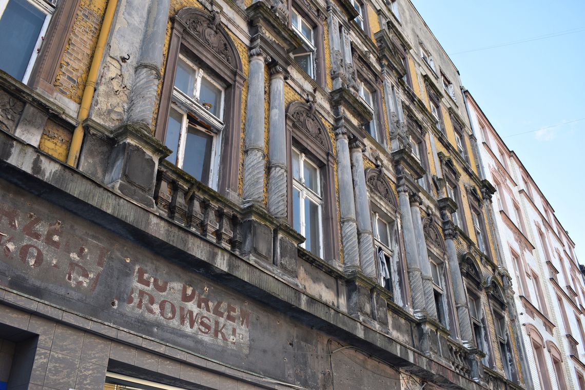 Kamienica w centrum miasta stoi i straszy, a właściciel pozostaje nieuchwytny!