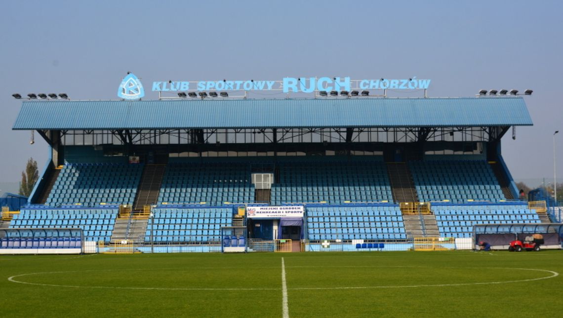 Kibice z przedstawicielem w komisji przetargowej