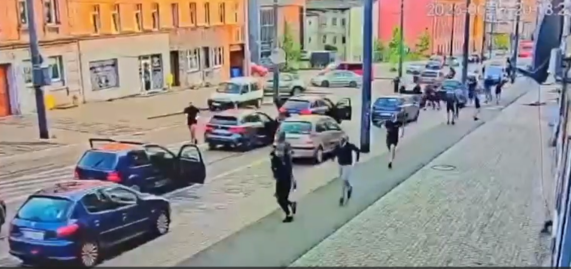 Kibole zrobili najazd na Cwajkę. Wyskakiwali z pojazdów, a później bili i kopali przechodniów