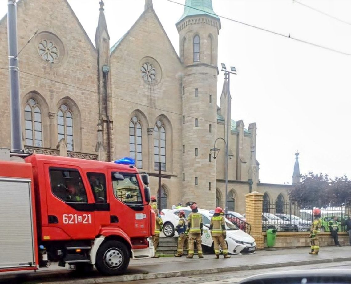Kierowca Bolta zaparkował...na schodach parafii. 25-latek został ukarany mandatem