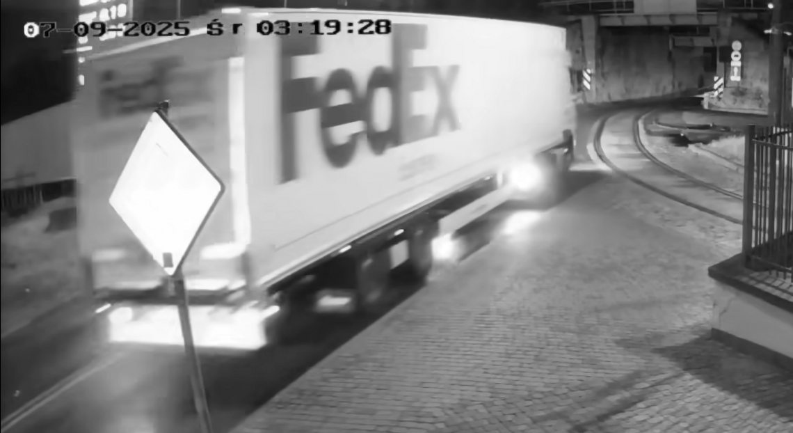 Kierowca TIR-a zniszczył trakcję tramwajową w Chorzowie Batorym – to nie pierwszy taki incydent [WIDEO]