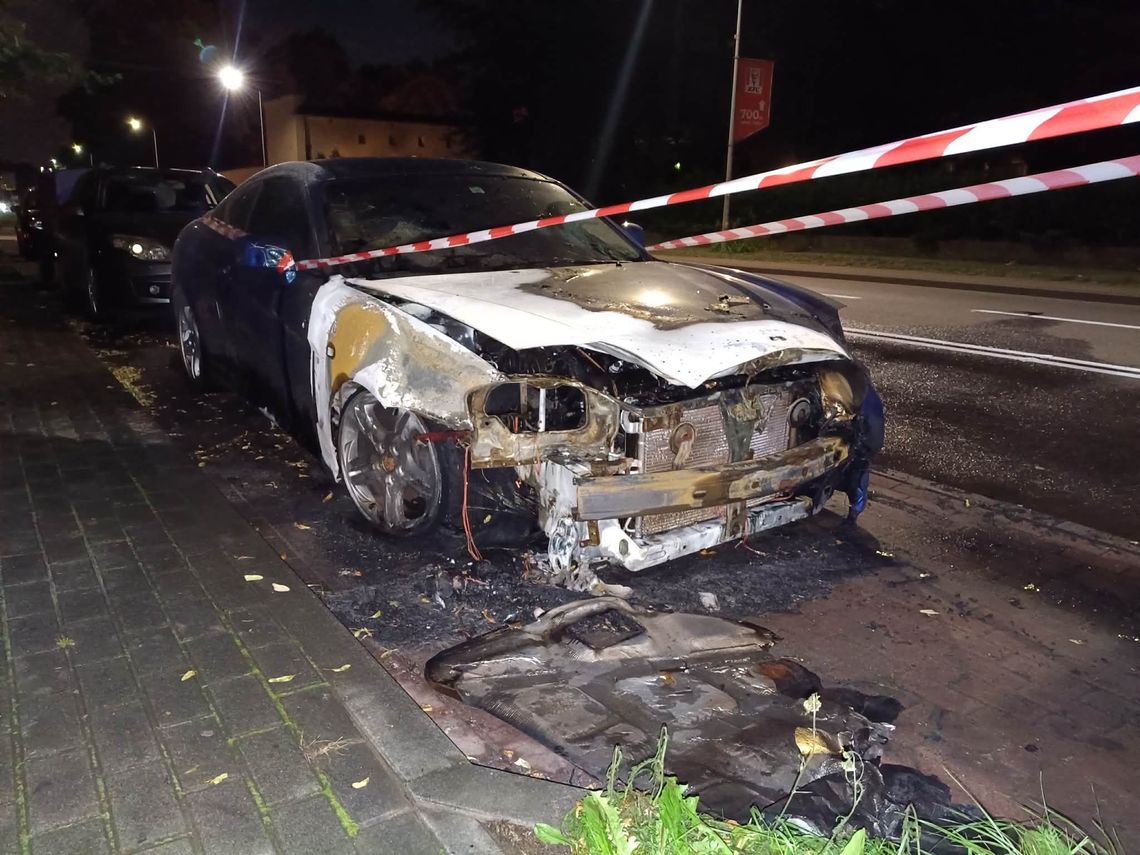Kierowcy przejeżdżali obok płonącego samochodu, ale żaden nie miał gaśnicy