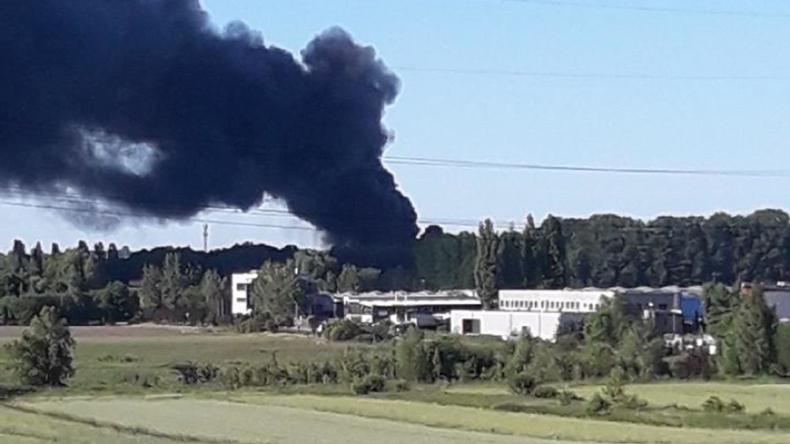 Kłęby dymu nad Chorzowem. Pożar w Piekarach Śląskich