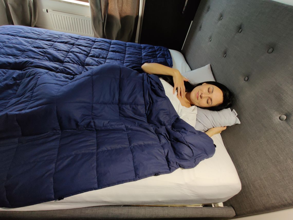 Kołdra obciążeniowa – komfort, który pomaga odzyskać równowagę na co dzień