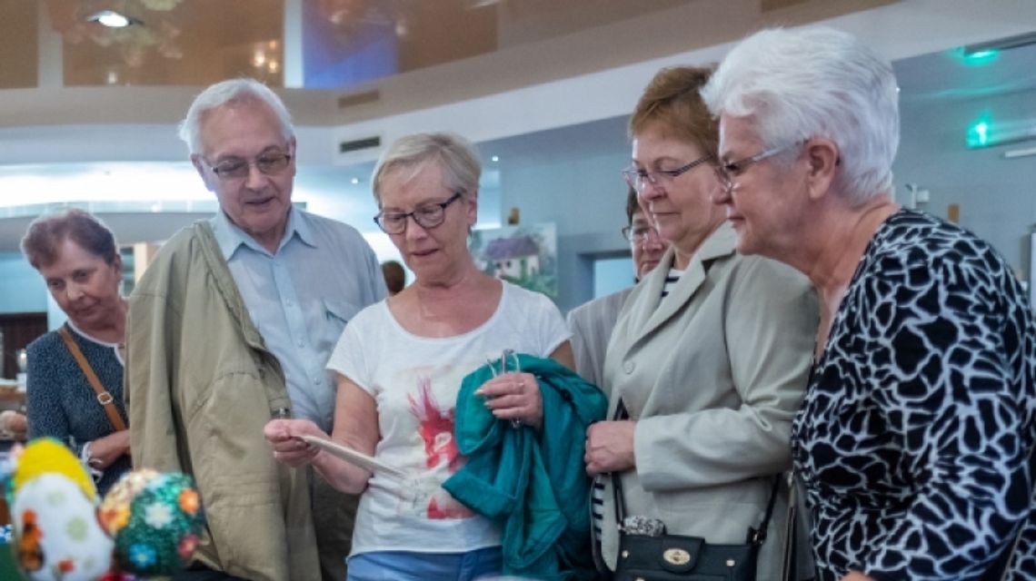 Kolejki na wernisażu Chorzowskiej Akademii Seniora