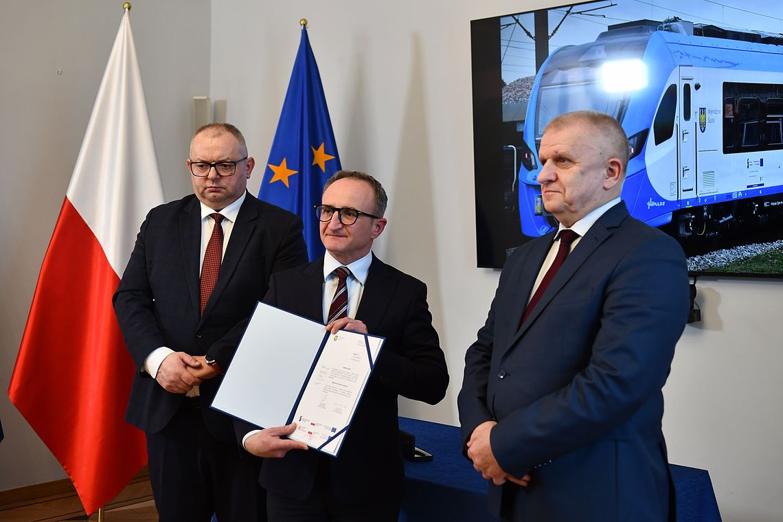 Kolejne nowe pociągi dla Kolei Śląskich! W Urzędzie Marszałkowskim doszło do podpisania umowy Kolejne nowe pociągi dla Kolei Śląskich! W Urzędzie Marszałkowskim doszło do podpisania umowy