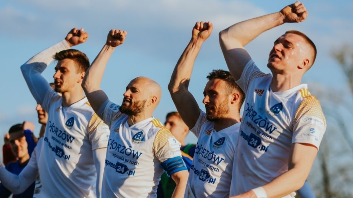 Kolejny dreszczowiec w wykonaniu Niebieskich. Ruch przywiózł trzy punkty z Nysy Kolejny dreszczowiec w wykonaniu Niebieskich. Ruch przywiózł trzy punkty z Nysy