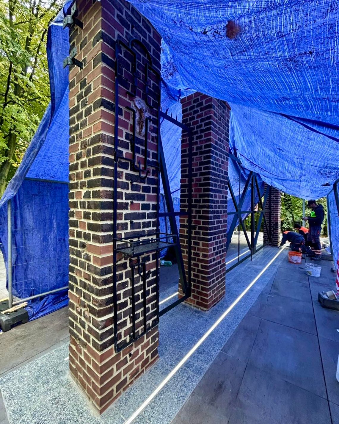 Kończy się remont bramy obozu Zgoda w Świętochłowicach. Zdążą przed ważną uroczystością!