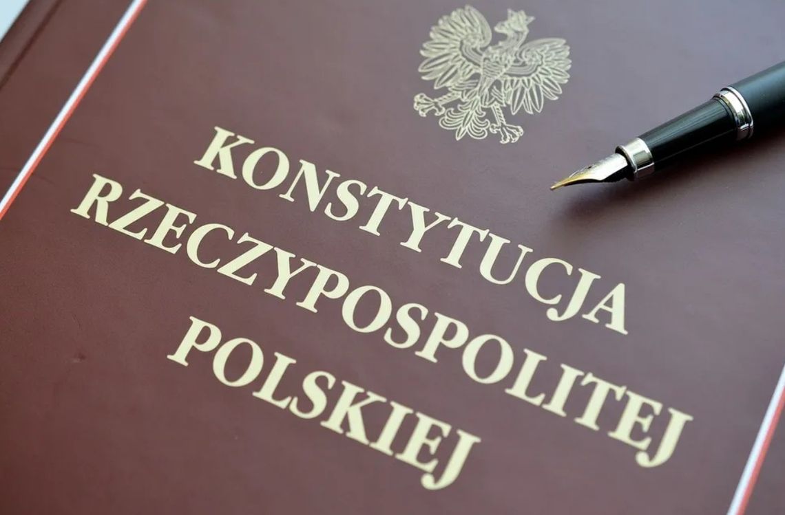 Konstytucja od prezydenta Świętochłowic. To prezent dla wchodzących w dorosłość