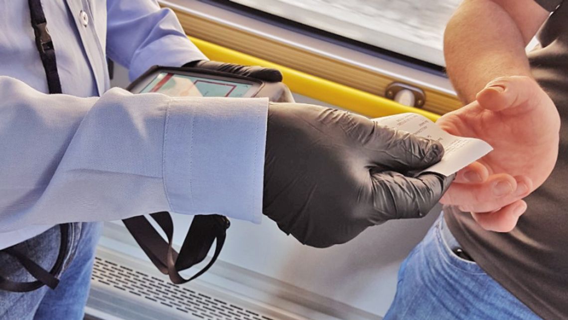 Kontrolerzy ZTM w pełni wyposażeni Kontrolerzy ZTM w pełni wyposażeni