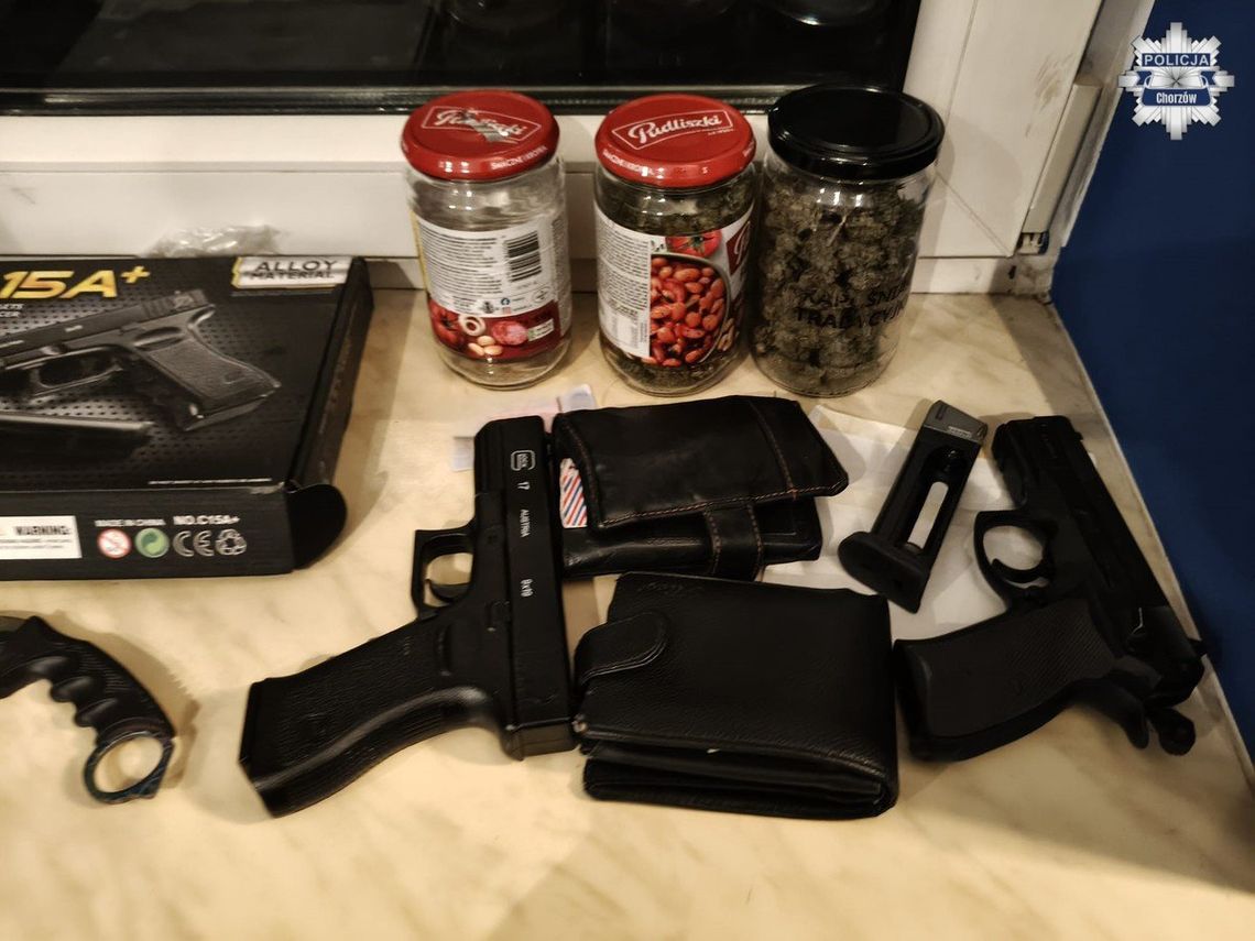Kryminalni z wizytą u Chorzowianina. W jego mieszkaniu znaleziono marihuanę oraz przedmioty przypominające broń