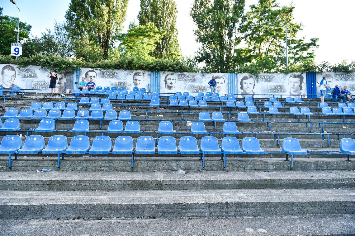 Krzesełka ze stadionu przy Cichej 6 pójdą na sprzedaż! Pojawią się z certyfikatem ich autentyczności