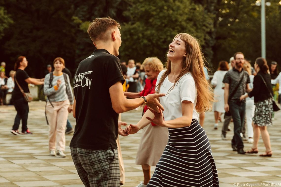 Letnie potańcówki wracają do Parku Śląskiego – trzy bezpłatne wieczory z muzyką i tańcem dla każdego Letnie potańcówki wracają do Parku Śląskiego – trzy bezpłatne wieczory z muzyką i tańcem dla każdego