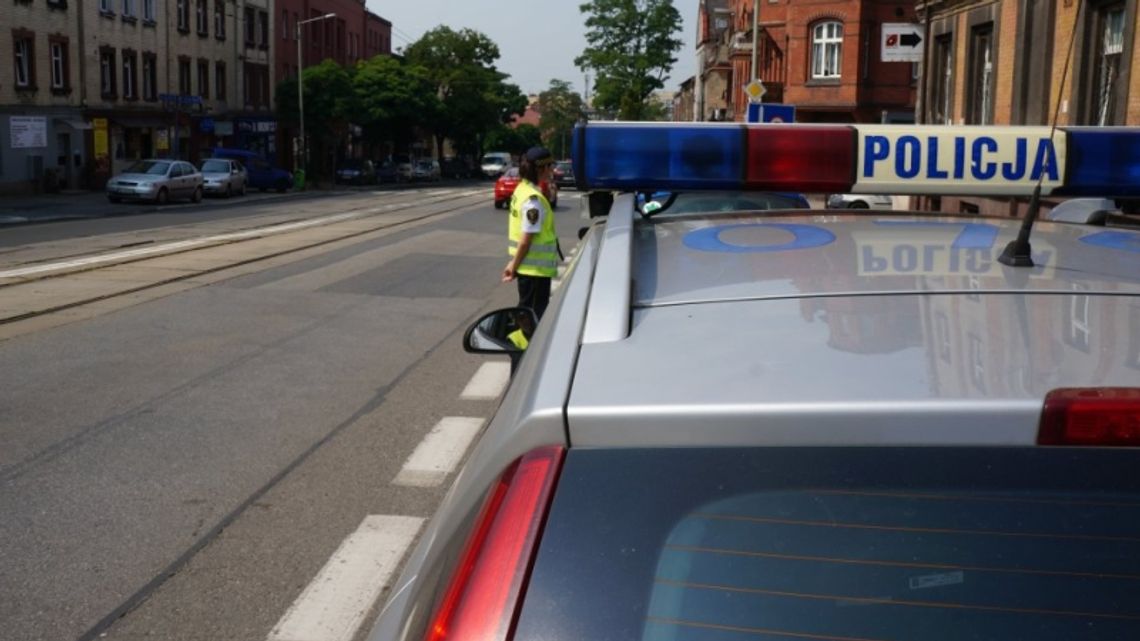 Leżał pod ławką. Będzie tłumaczyć się policji