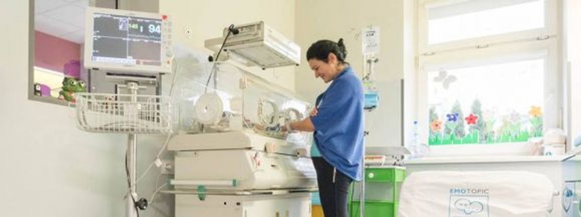 Leżanki dla rodziców na chorzowskim oddziale niemowlęcym