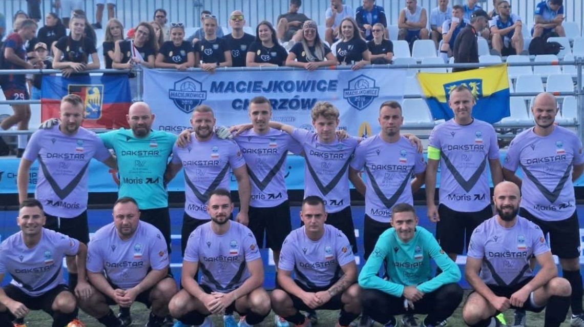 Maciejkowice wracają do Ligi Mistrzów. Trwa zbiórka na wyjazd na Kretę Zawodnicy DJ RW Maciejkowice w fioletowych strojach na wspólnym zdjęciu z kibicami