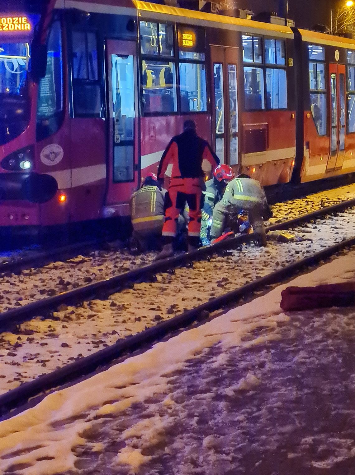 Mężczyzna wbiegł na torowisko. Jego noga utknęła pod wagonem tramwaju Mężczyzna wbiegł na torowisko. Jego noga utknęła pod wagonem tramwaju