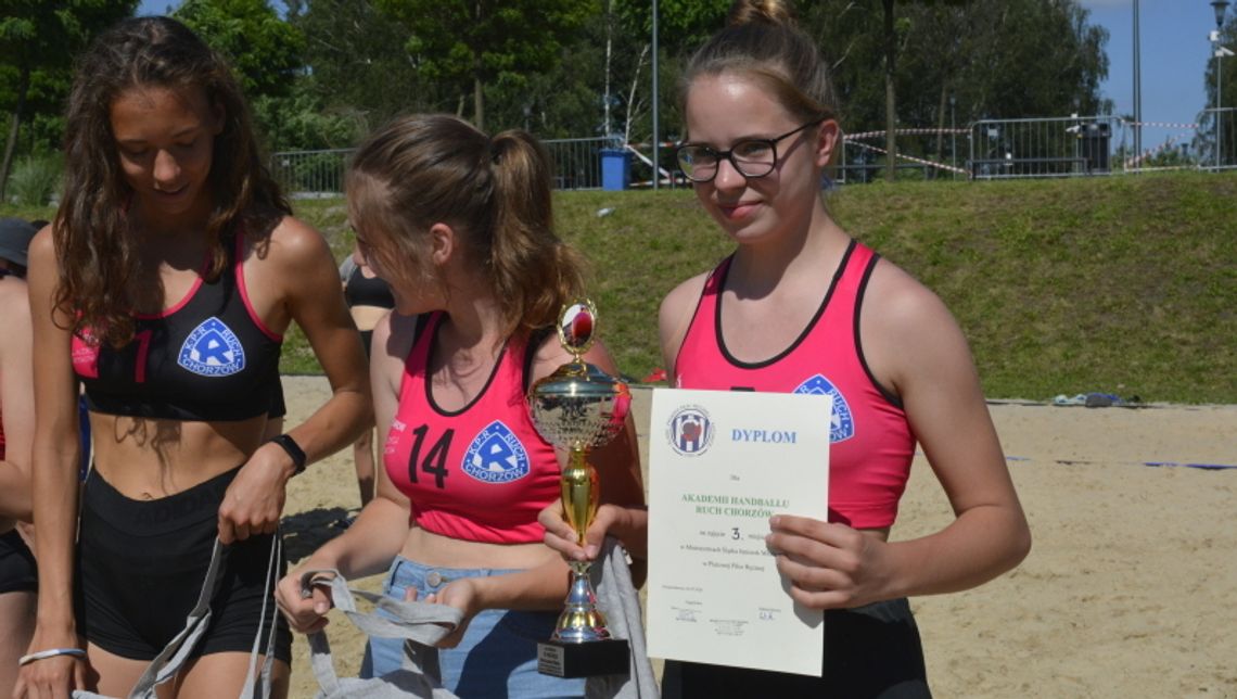 Młode piłkarki ręczne z medalami