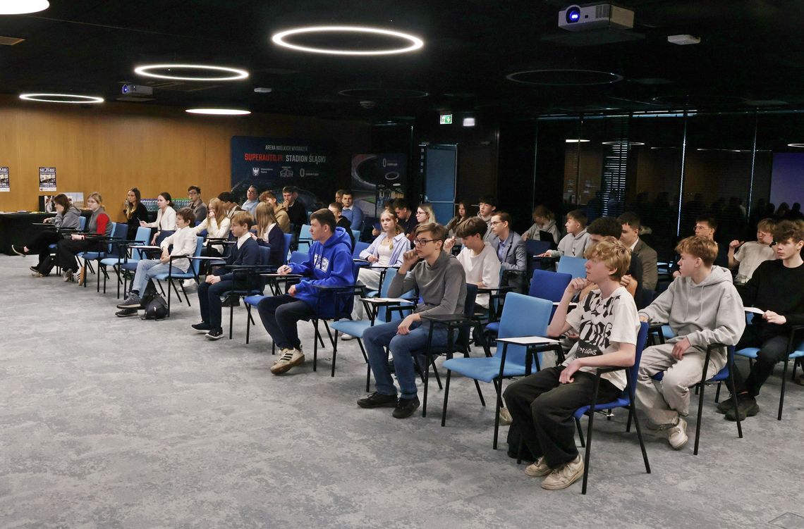 Młodzież z regionu sprawdziła swoją wiedzę o parlamencie. Wyjątkowy konkurs na Superauto.pl Stadionie Śląskim Młodzież z regionu sprawdziła swoją wiedzę o parlamencie. Wyjątkowy konkurs na Superauto.pl Stadionie Śląskim