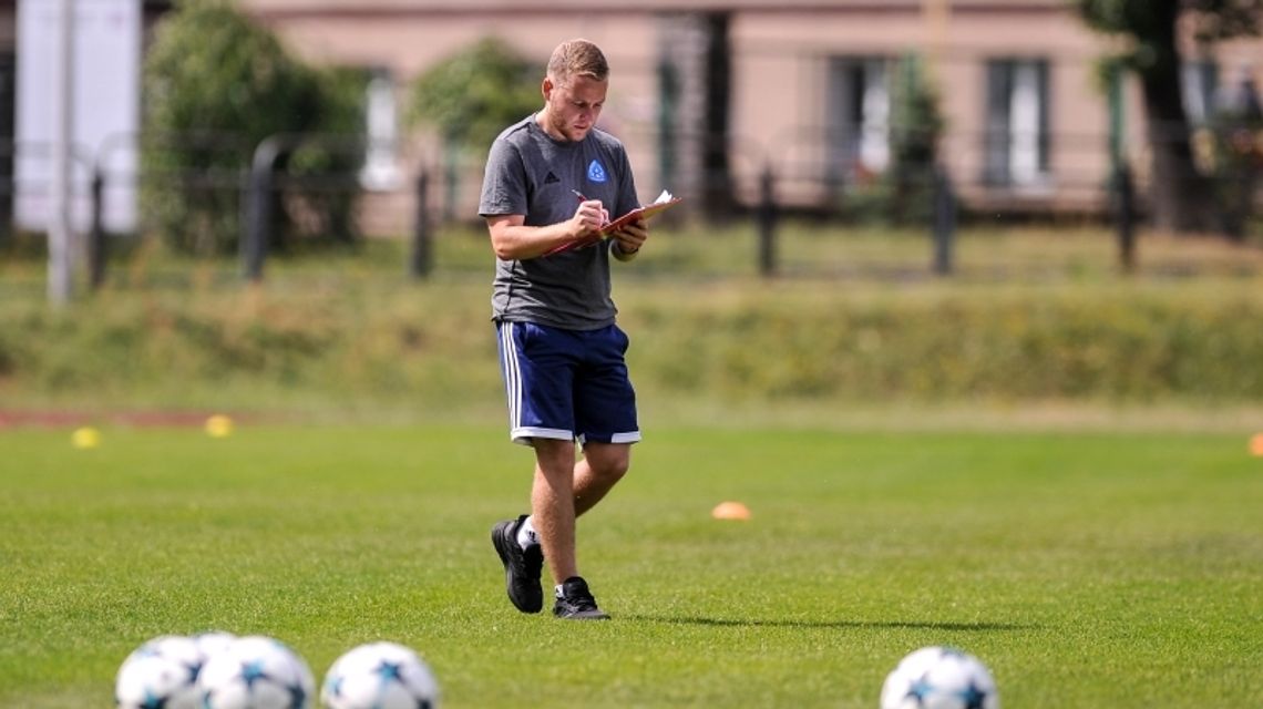 Molek asystentem, Mandrysz odchodzi Molek asystentem, Mandrysz odchodzi