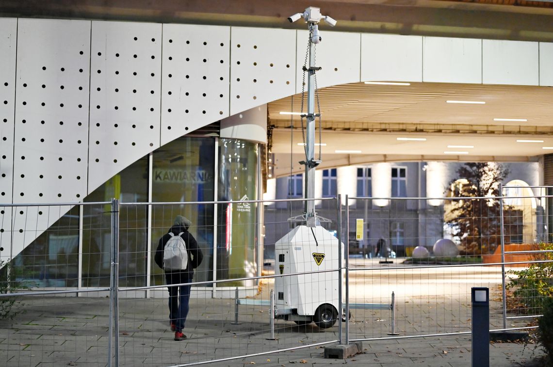 Monitoring pod estakadą już działa, ale nie na wyobraźnię pieszych