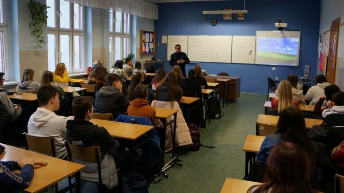 Mundurowi na prelekcji w gastronomiku