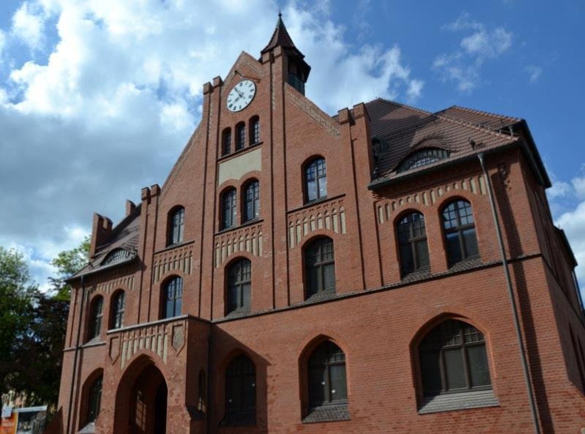 Muzeum Powstań Śląskich przed zmianą. Województwo chce przejąć świętochłowicką placówkę Ceglany gmach Muzeum Powstań Śląskich w Świętochłowicach z wieżyczką i zegarem, widziany od frontu.